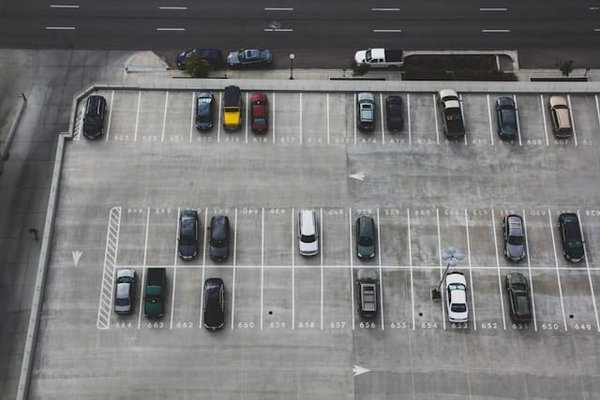 Locations de vacances : Comment trouver des offres avec un parking inclus ?