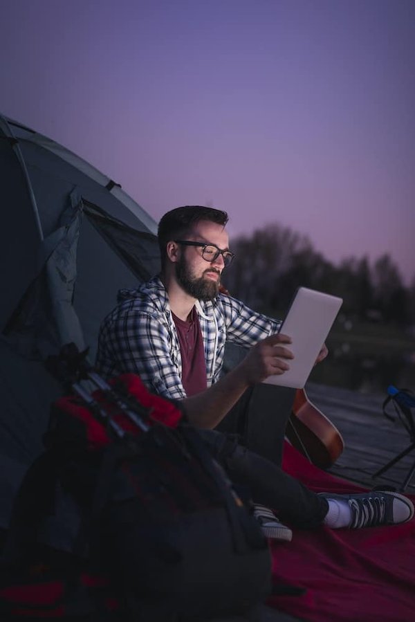 Astuces pour camper confortablement sous la pluie en camping de montagne.